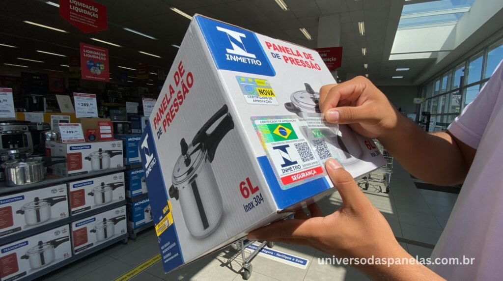 Consumidor verificando certificação INMETRO em embalagem de panela de pressão