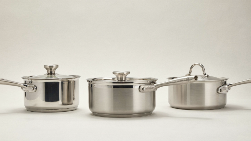 Diferentes marcas de panelas de aço inox comparadas lado a lado